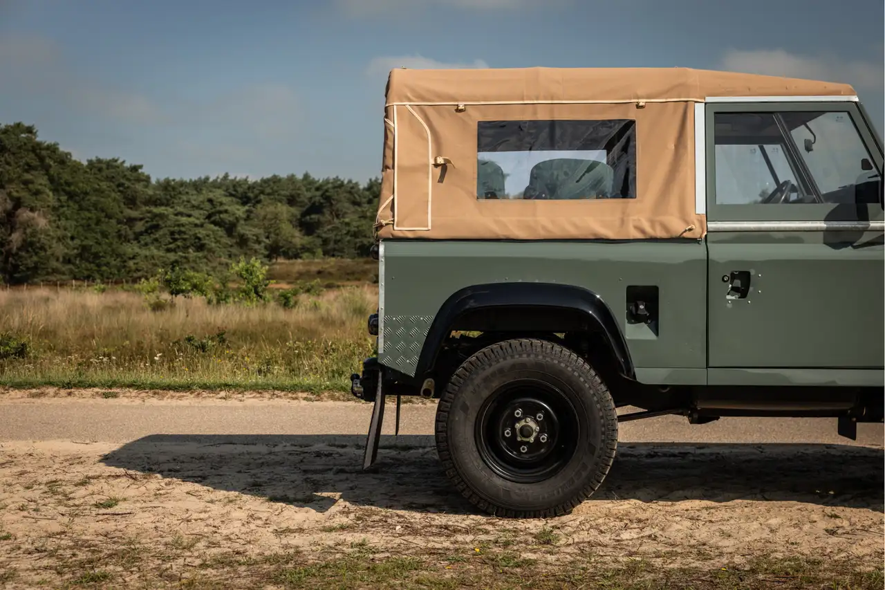 Land Rover Defender 90 benzine 2.5 gerestaureerd Wegenbelastingvrij!, foto 12