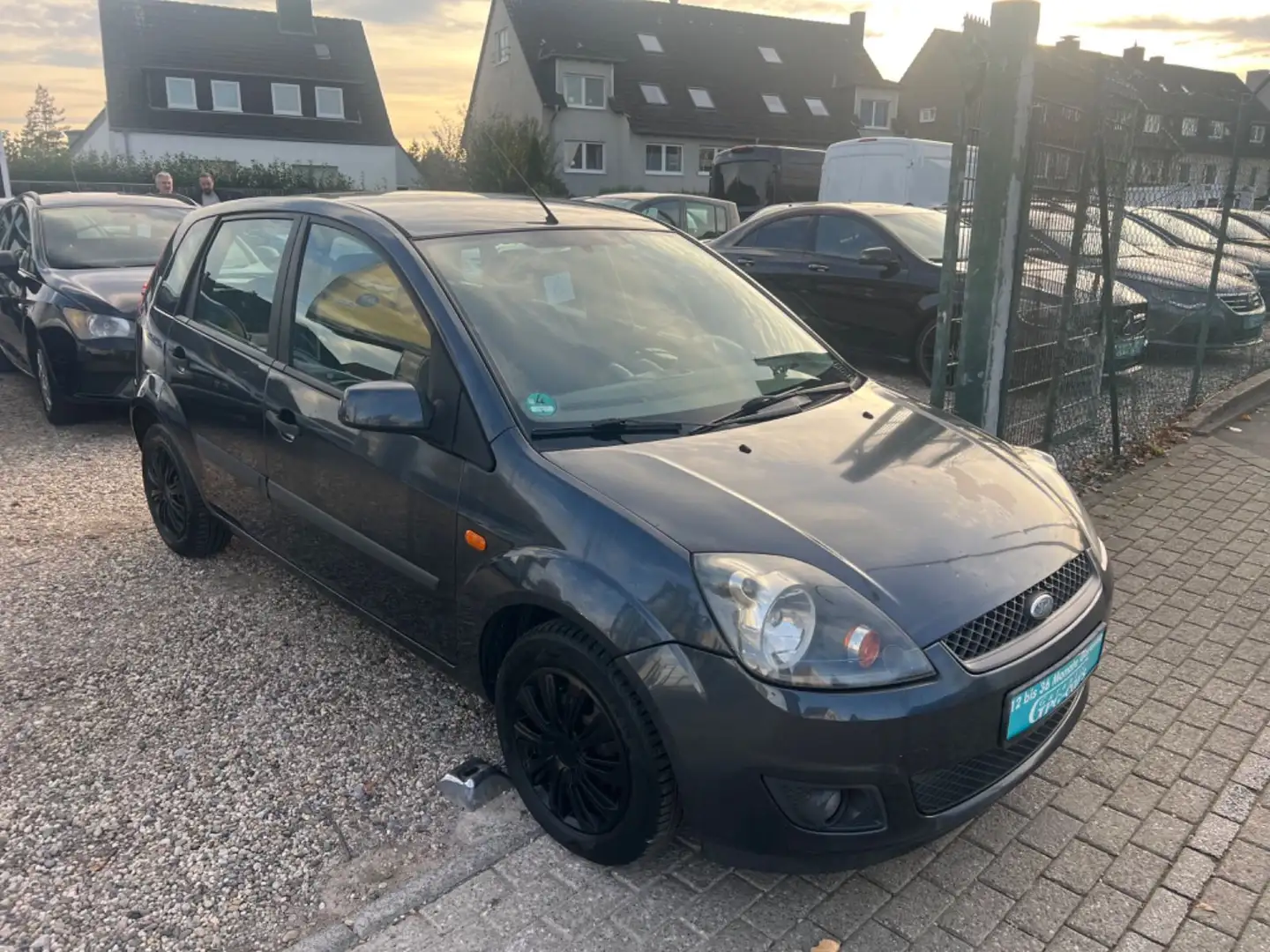 Ford Fiesta Connection*TÜV NEU*KLIMA*TOP AUTO* Grau - 1