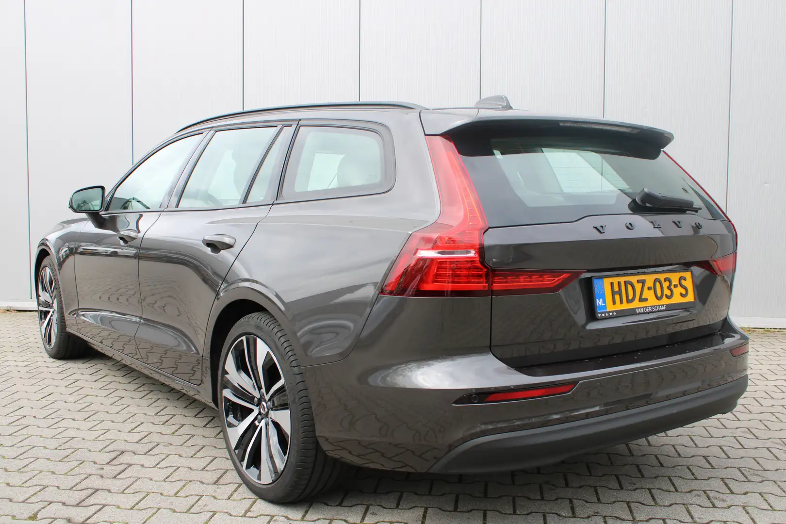 Volvo V60 B3 Essential Edition | Trekhaak | Stoelverwarming Grijs - 2