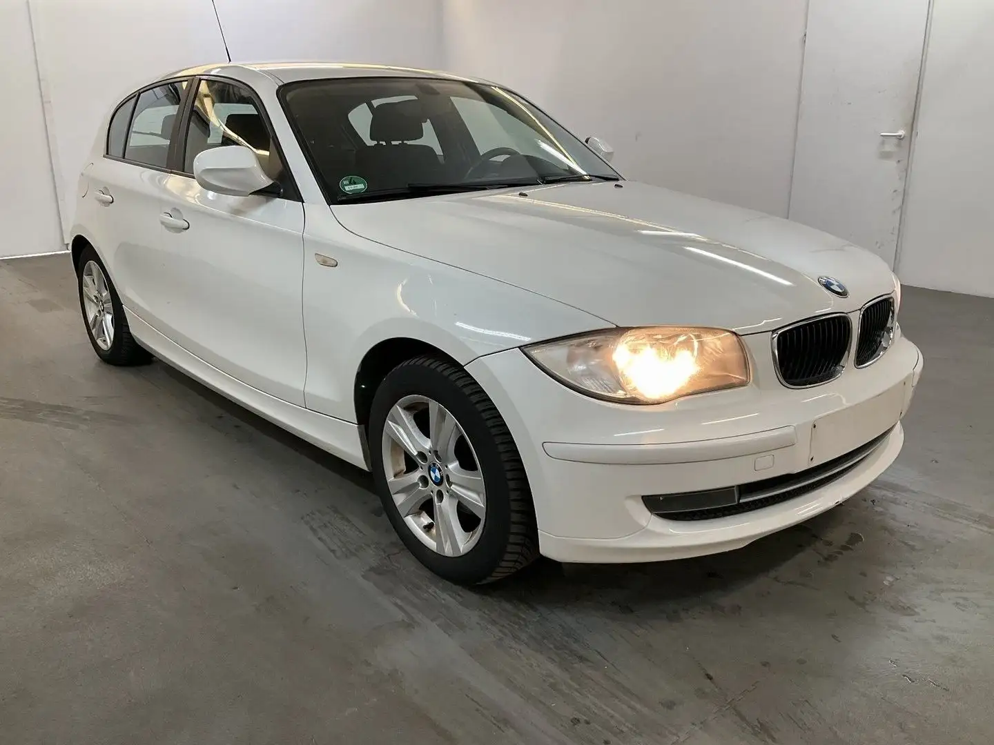 BMW 116 Baureihe 1 Lim. 116d/Klima/5 Türig/2. Hand Weiß - 2