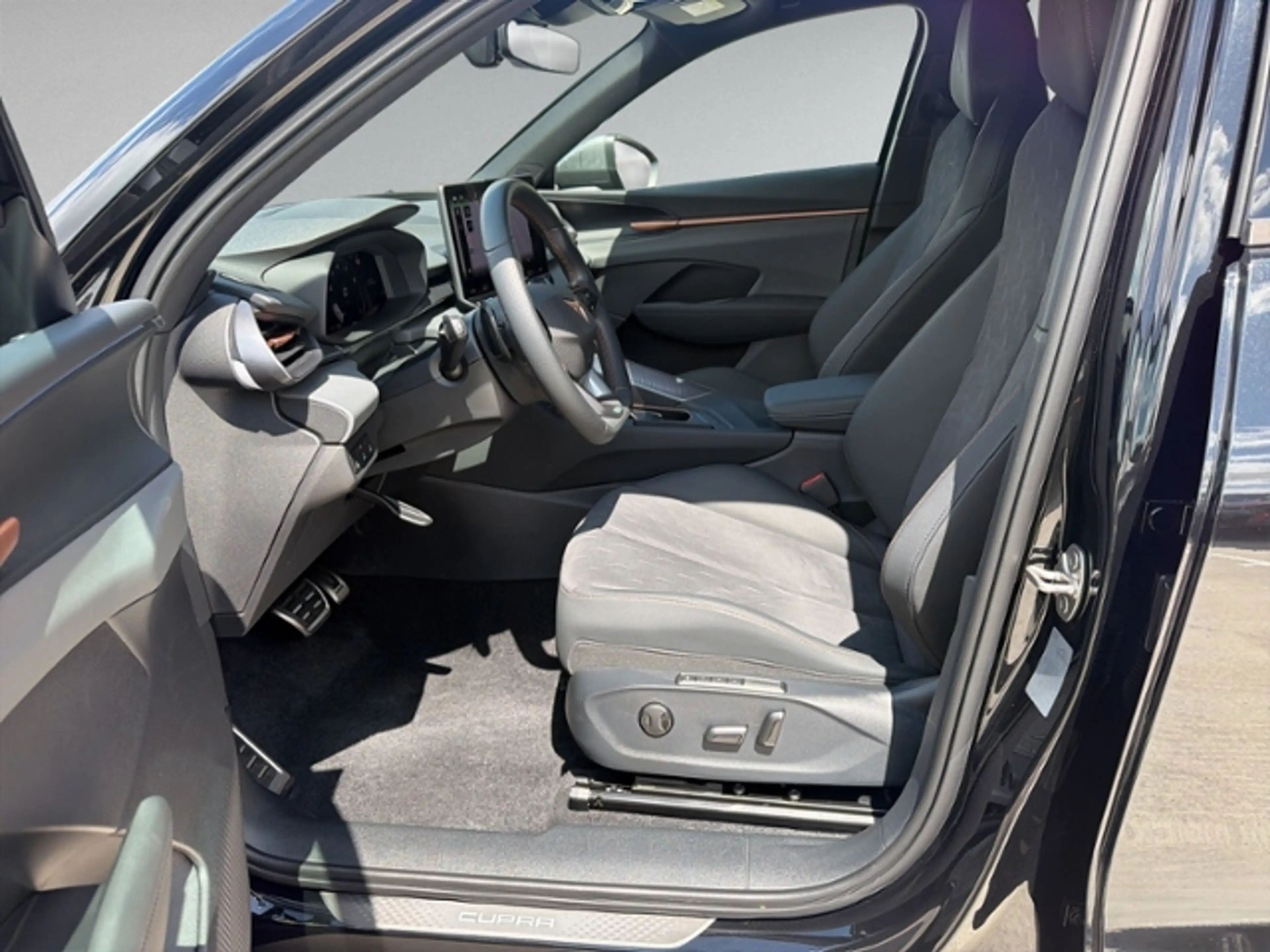 CUPRA Terramar 1.5 e-Hybrid PANORAMA+AHK+RFK+ACC+HEAD- — photo 8