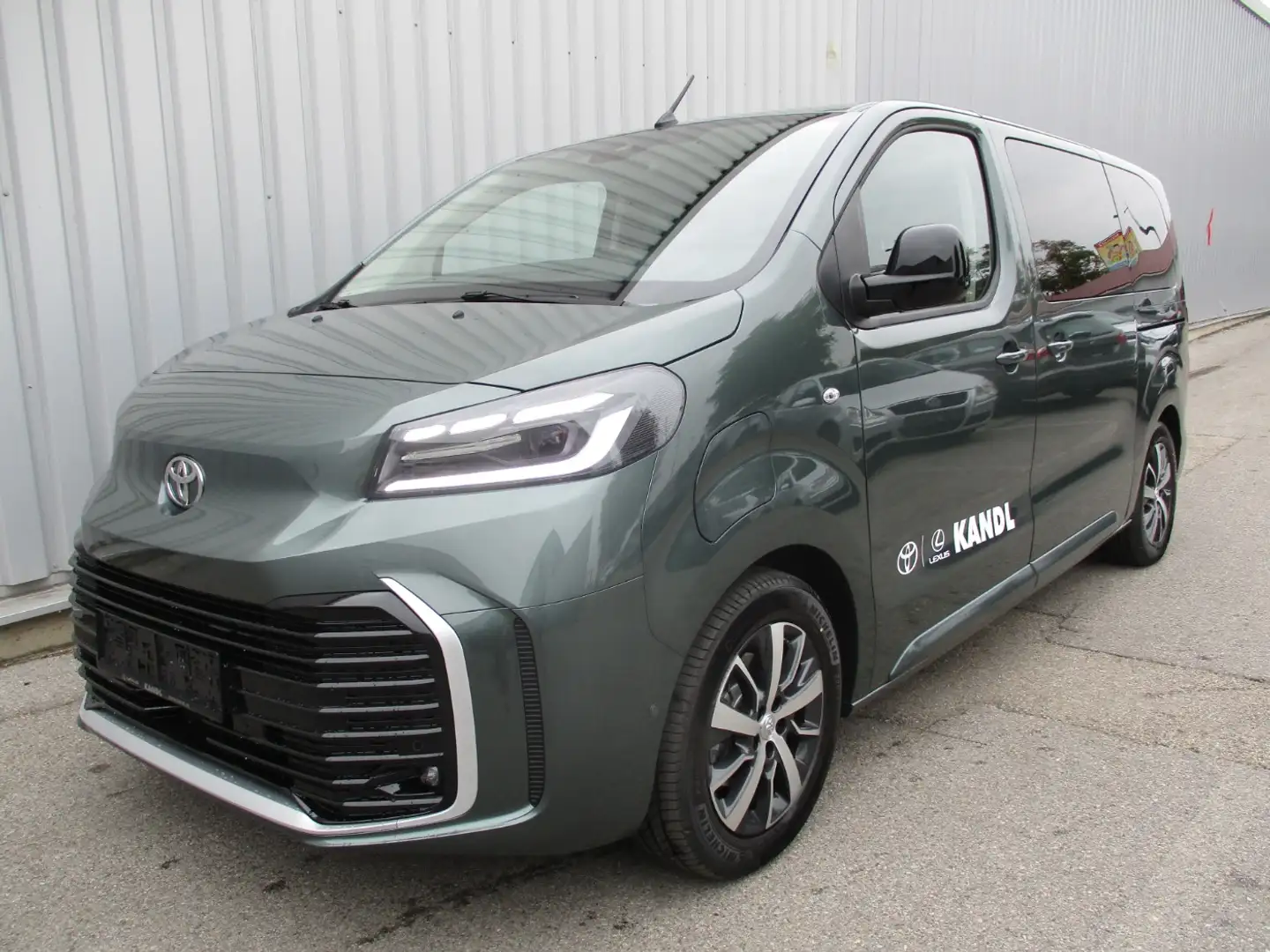 Toyota Proace Verso Elektro 75 kWh L2 VIP Grün - 2