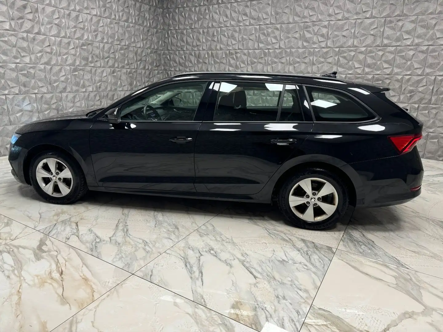 Skoda Octavia Combi Active Schwarz - 2