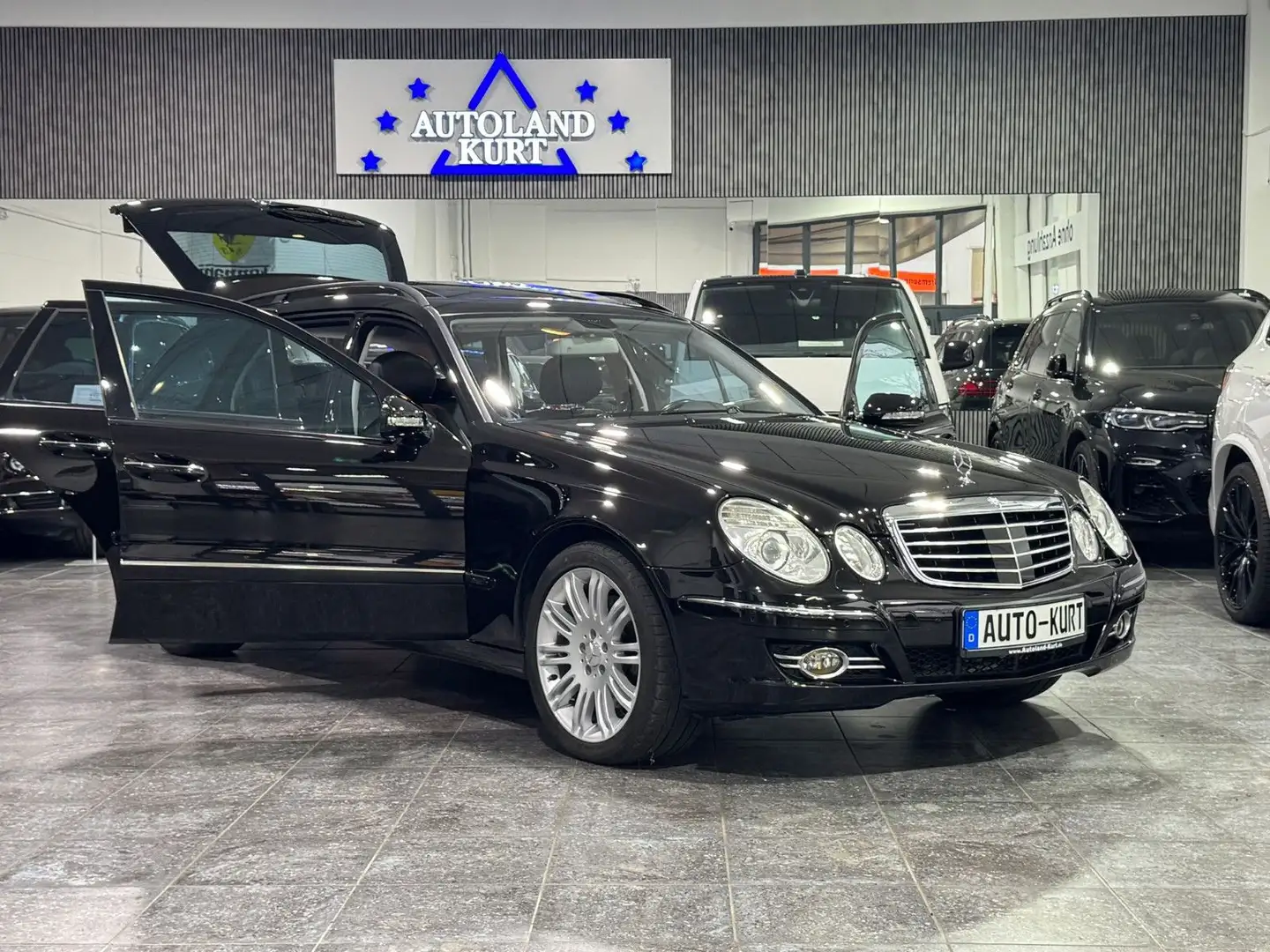 Mercedes-Benz E 350 CGI*4Matic*AirMatic*Leder*SHZ*Navi*GlasDach Schwarz - 1