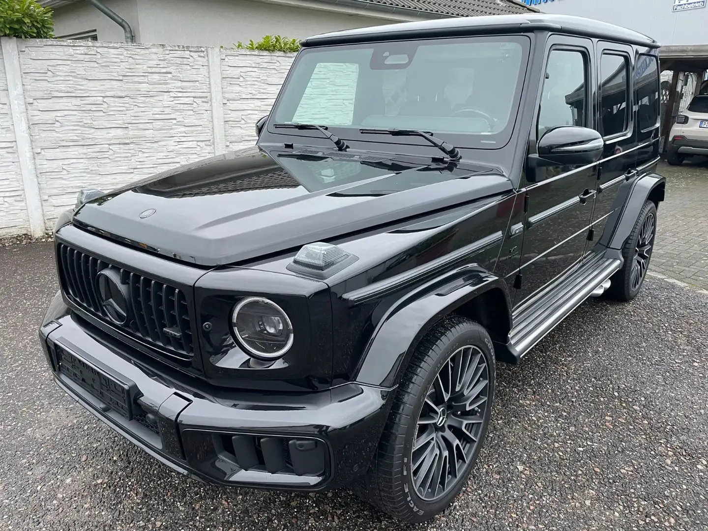 Mercedes-Benz G 63 AMG SUPERIOR CARBON A22 3D 3xTV PR.25 MY26 Schwarz - 2