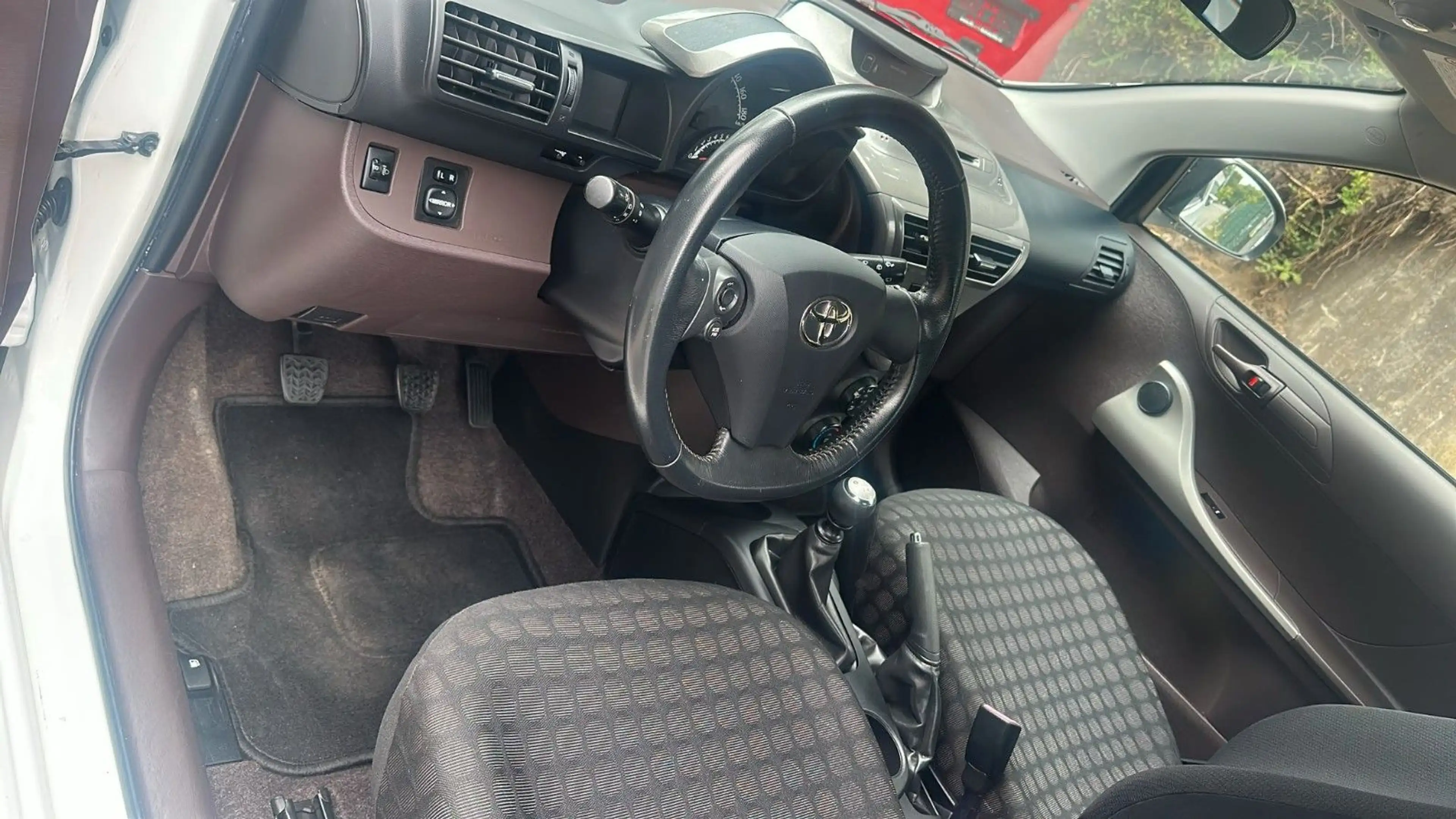 Toyota iQ iQ Basis — photo 9