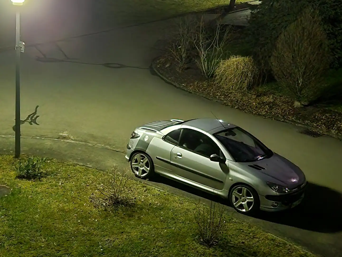 Peugeot 206 CC Platinum 136 PS 2.0 l RC Silber - 2