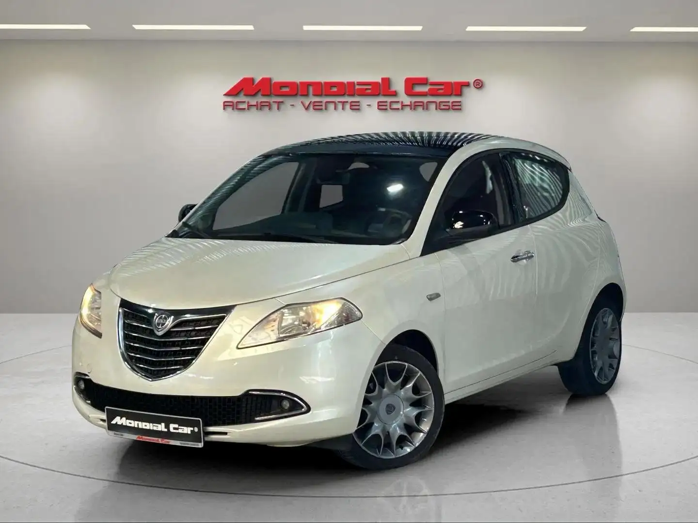 Lancia Ypsilon Ypsilon 1.3 Multijet Gold *toit pano*USB *garantie Blanc - 1