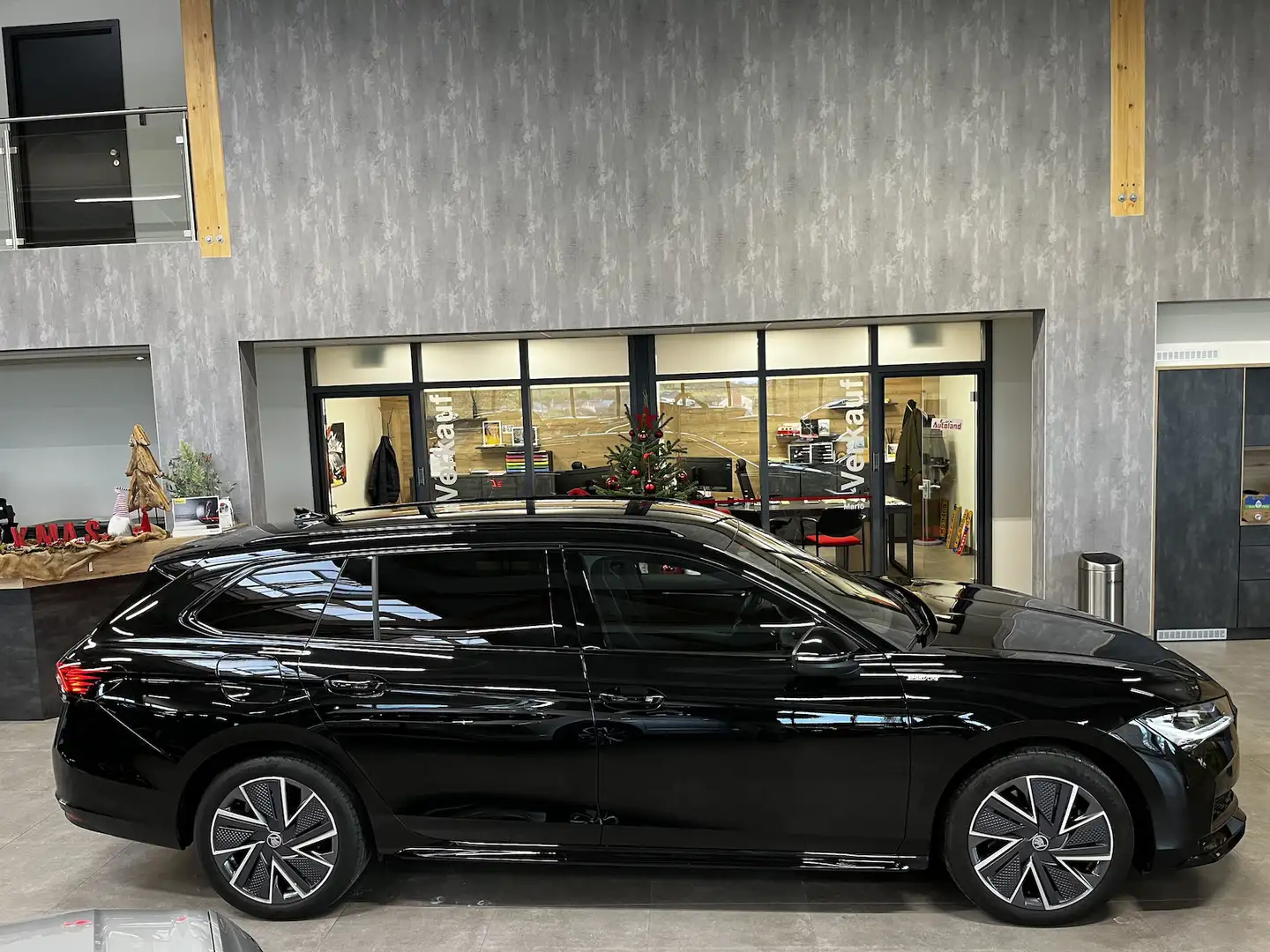 Skoda Superb Combi iV Sportline TSI DSG 5JG Kam Noir - 2