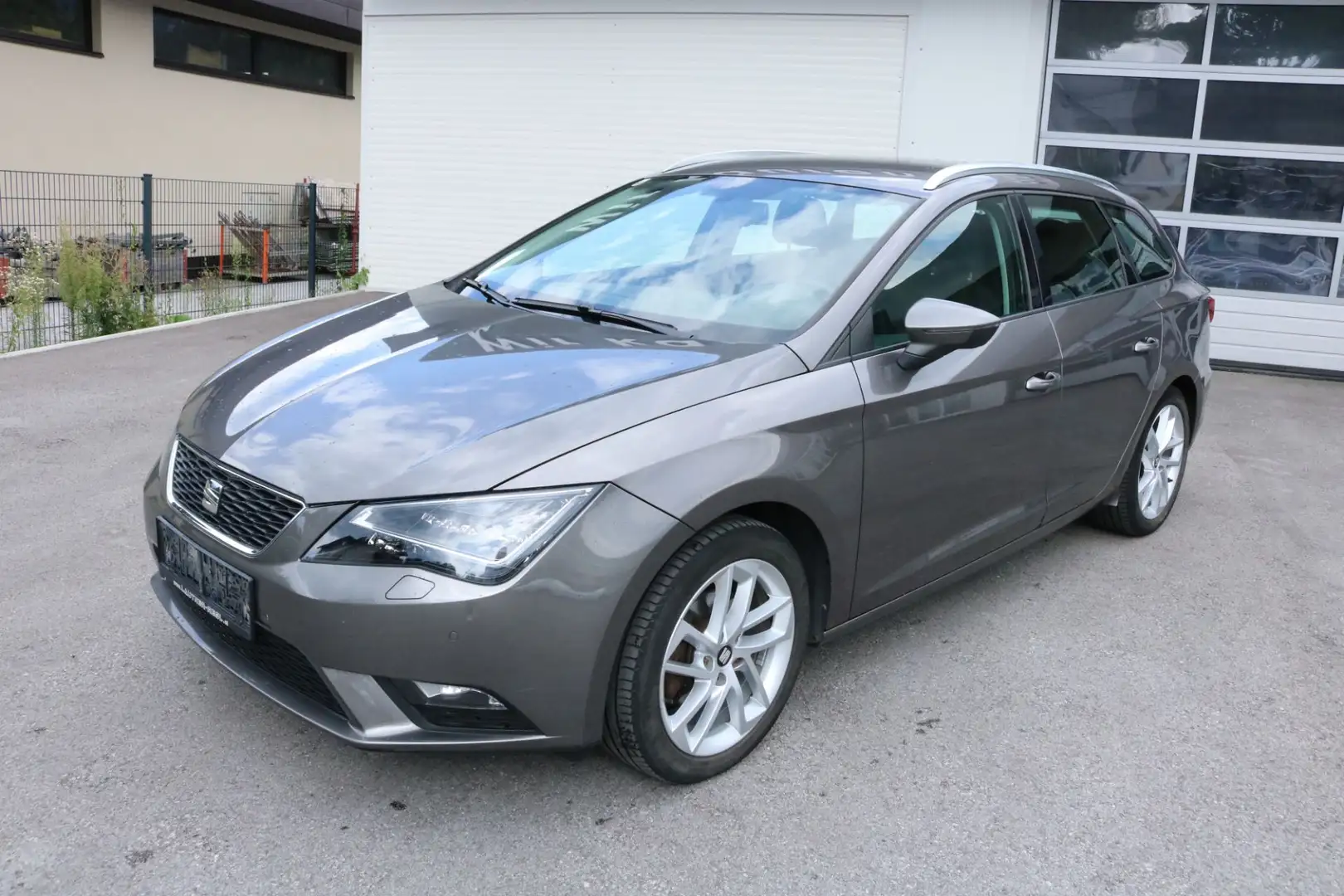 SEAT Leon ST Executive 1,6 TDI CR 4Drive Grau - 1