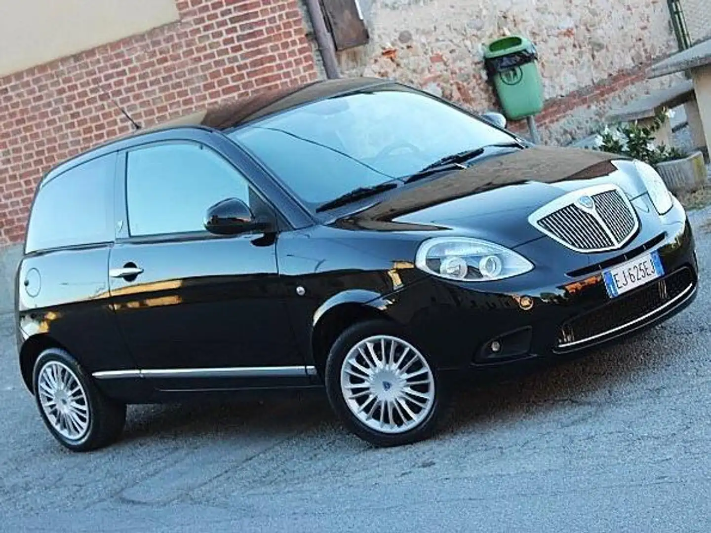 Lancia Ypsilon 1.2ie GPL ( a nuovo BRC ) SPLENDIDA POCHI KM CLIMA Schwarz - 1
