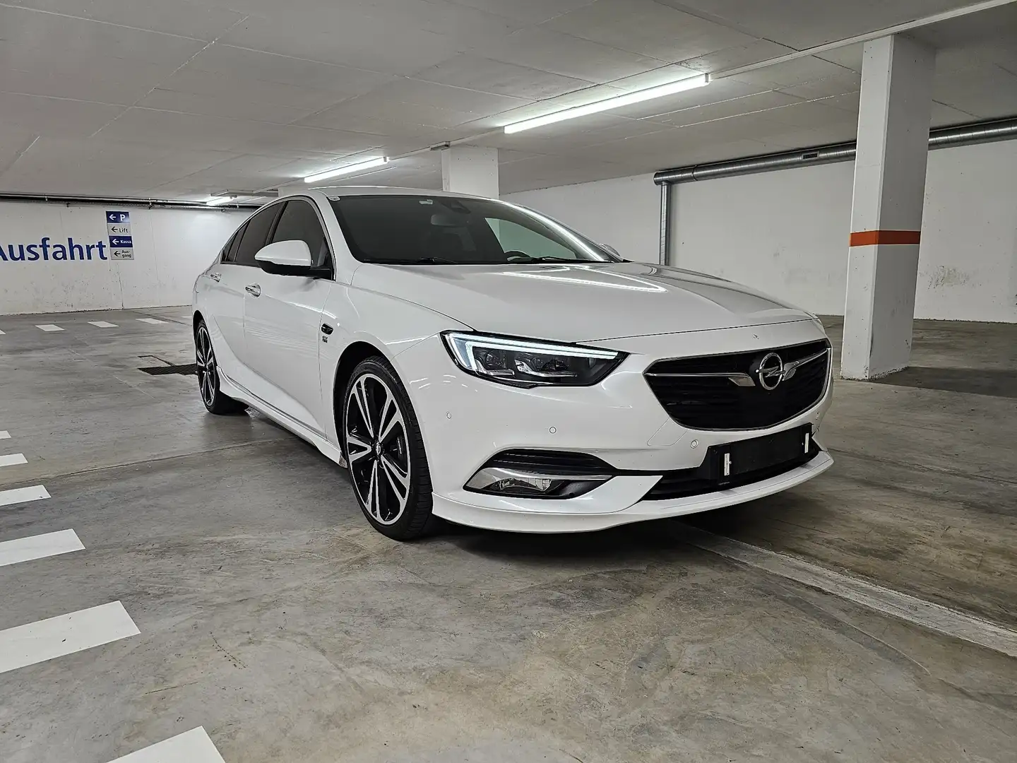 Opel Insignia Grand Sport 2,0 Turbo Dir. In. Business Innovation Weiß - 1