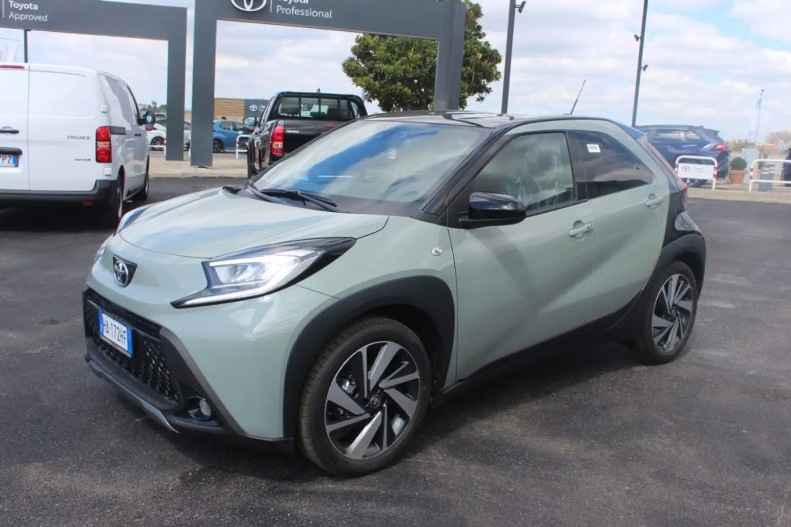 Toyota Aygo X 1.0 VVT-i 72 CV 5 porte Lounge Verde - 1