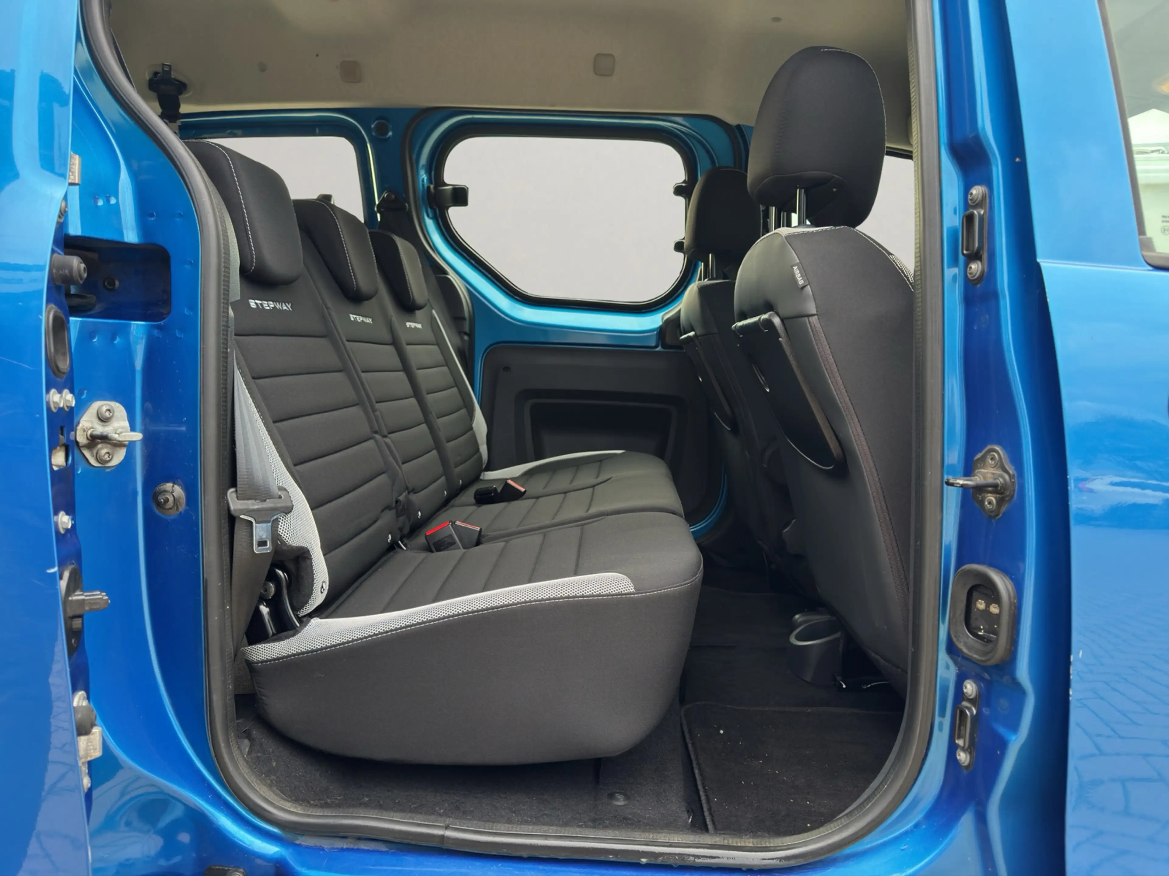 Dacia Dokker Stepway Plus~NAVI~AHK~BT~SHZG~LED~R-CAM~DISPAY-TOU — photo 13