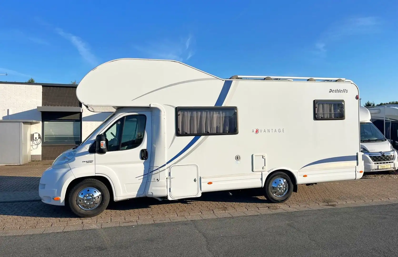 Dethleffs A 6971 - Festbett - auto.Sat/TV - Solar - Weiß - 1