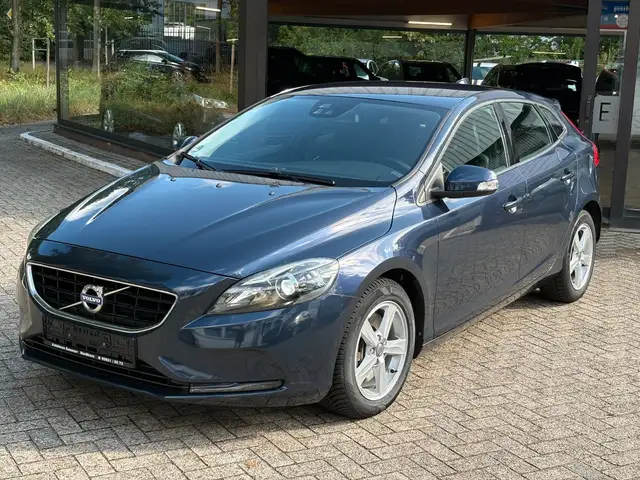 Volvo V40 view 2