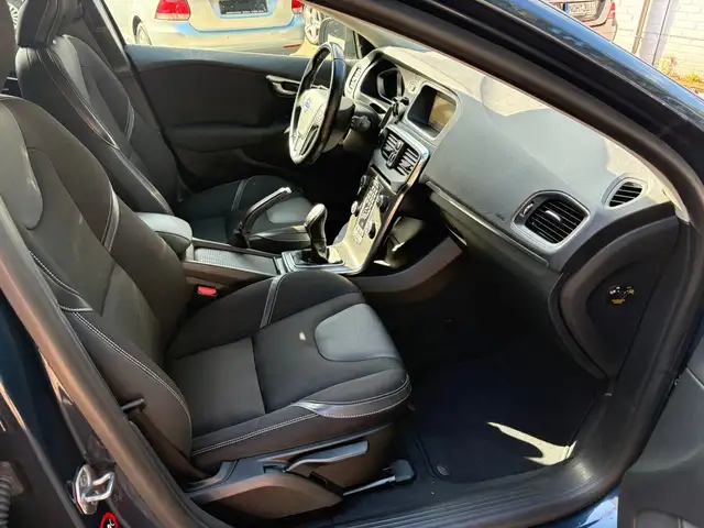 Volvo V40 view 9