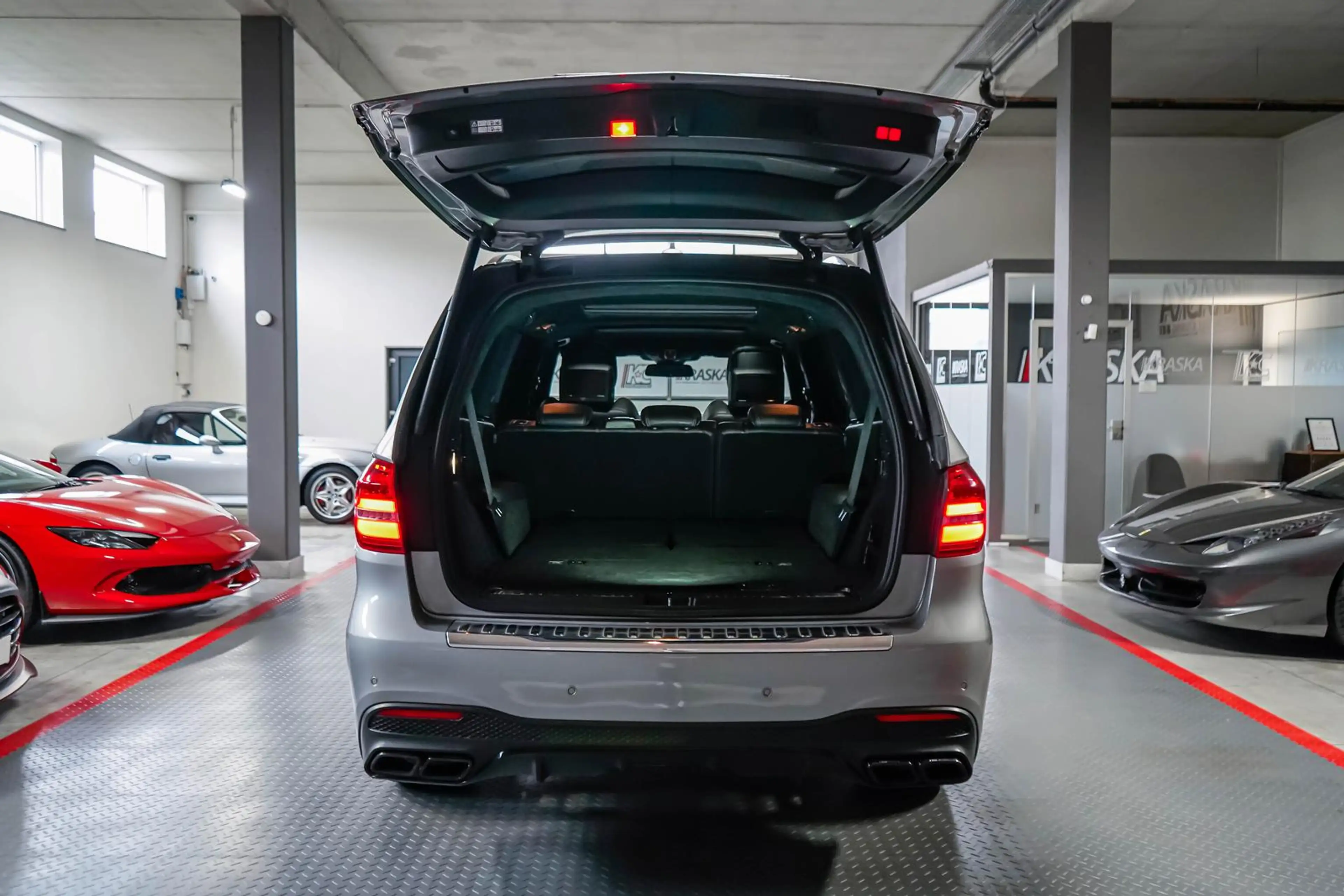 Mercedes-Benz GLS 63 AMG 5.5 V8 4M LED AHK PANO B&O MASSAGE TV — photo 10