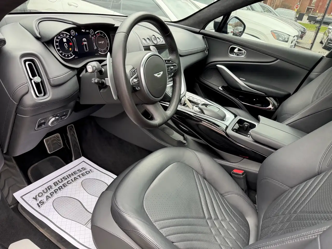 Aston Martin DBX снимка Aston Martin DBX