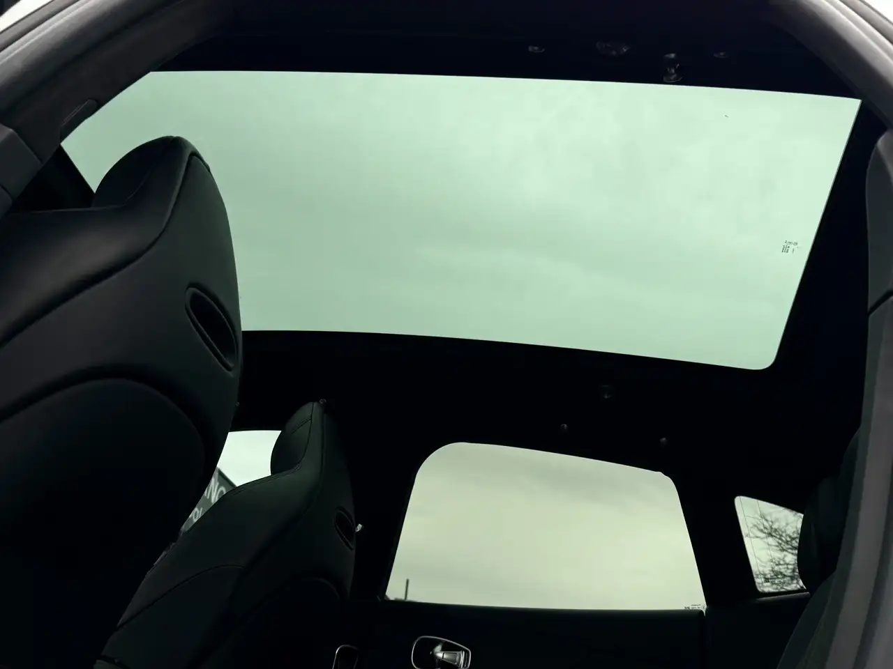 Aston Martin DBX снимка Aston Martin DBX