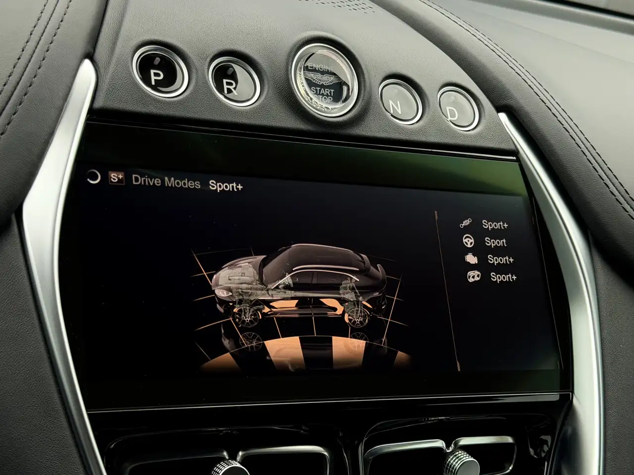 Aston Martin DBX снимка Aston Martin DBX
