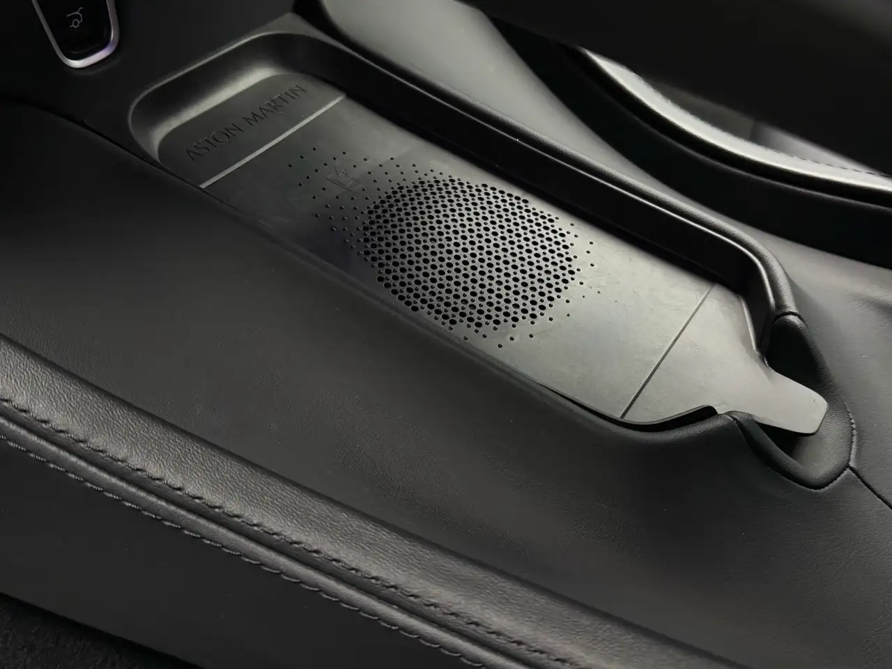 Aston Martin DBX снимка Aston Martin DBX