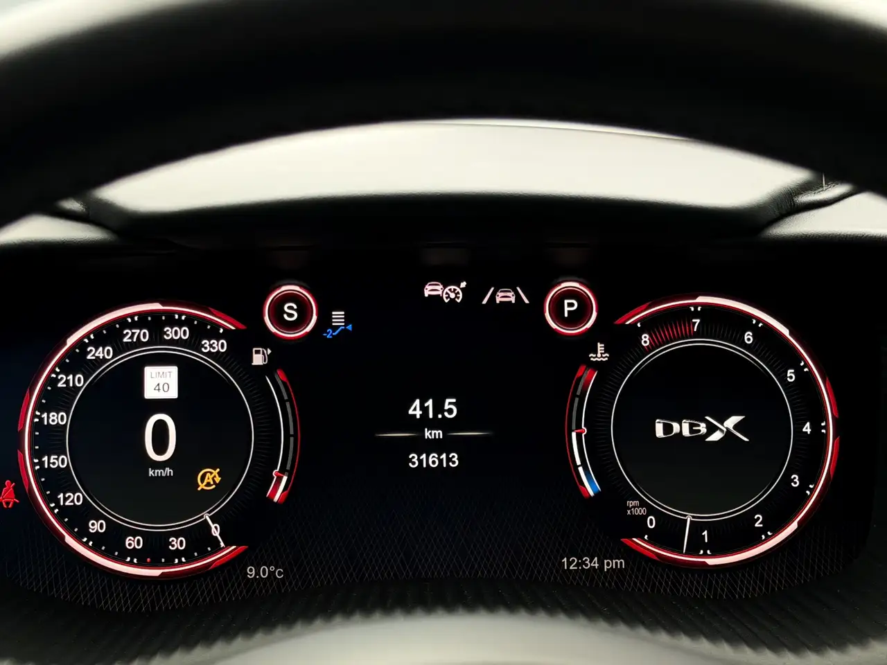 Aston Martin DBX снимка Aston Martin DBX