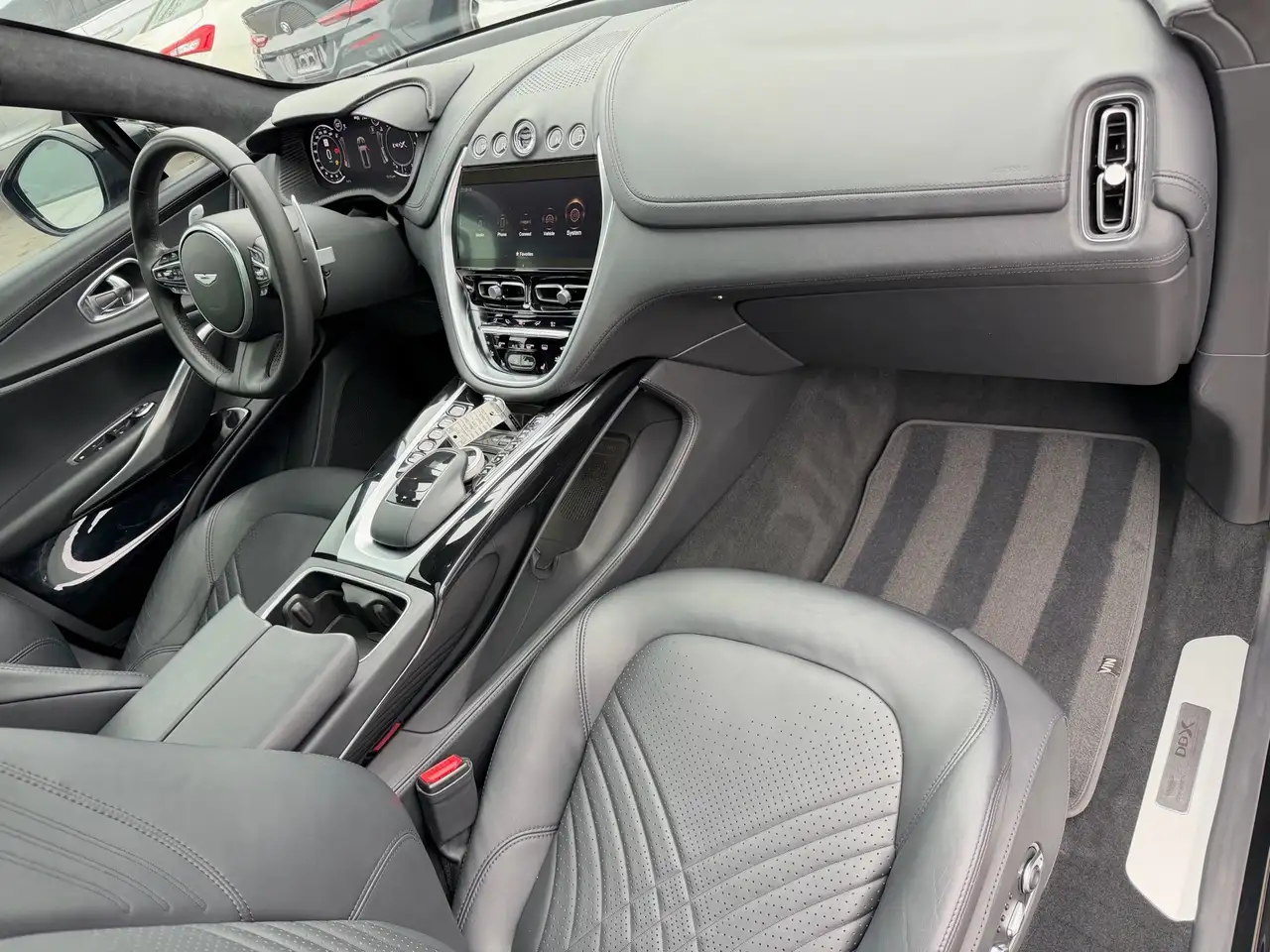 Aston Martin DBX снимка Aston Martin DBX