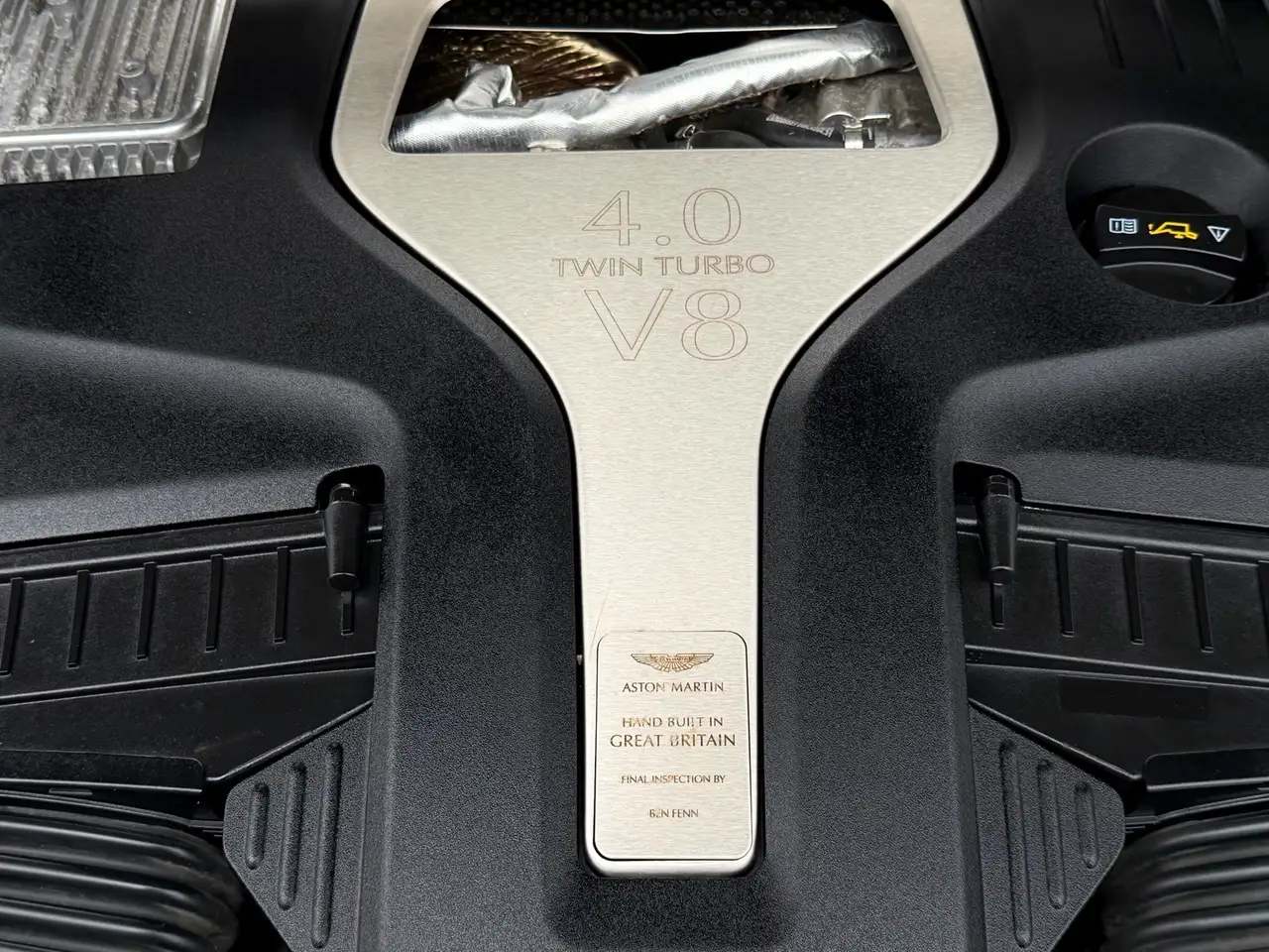 Aston Martin DBX снимка Aston Martin DBX