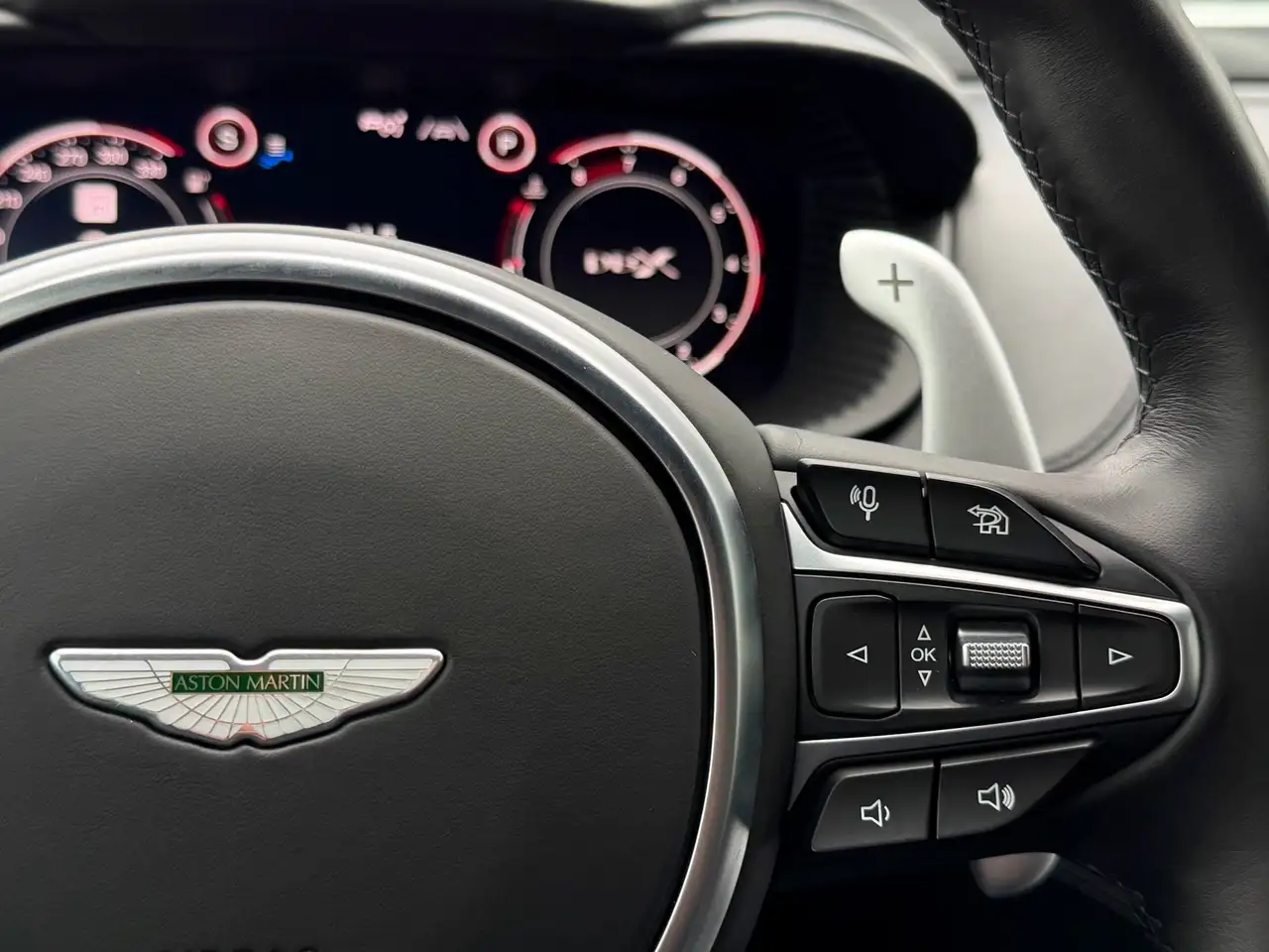 Aston Martin DBX снимка Aston Martin DBX