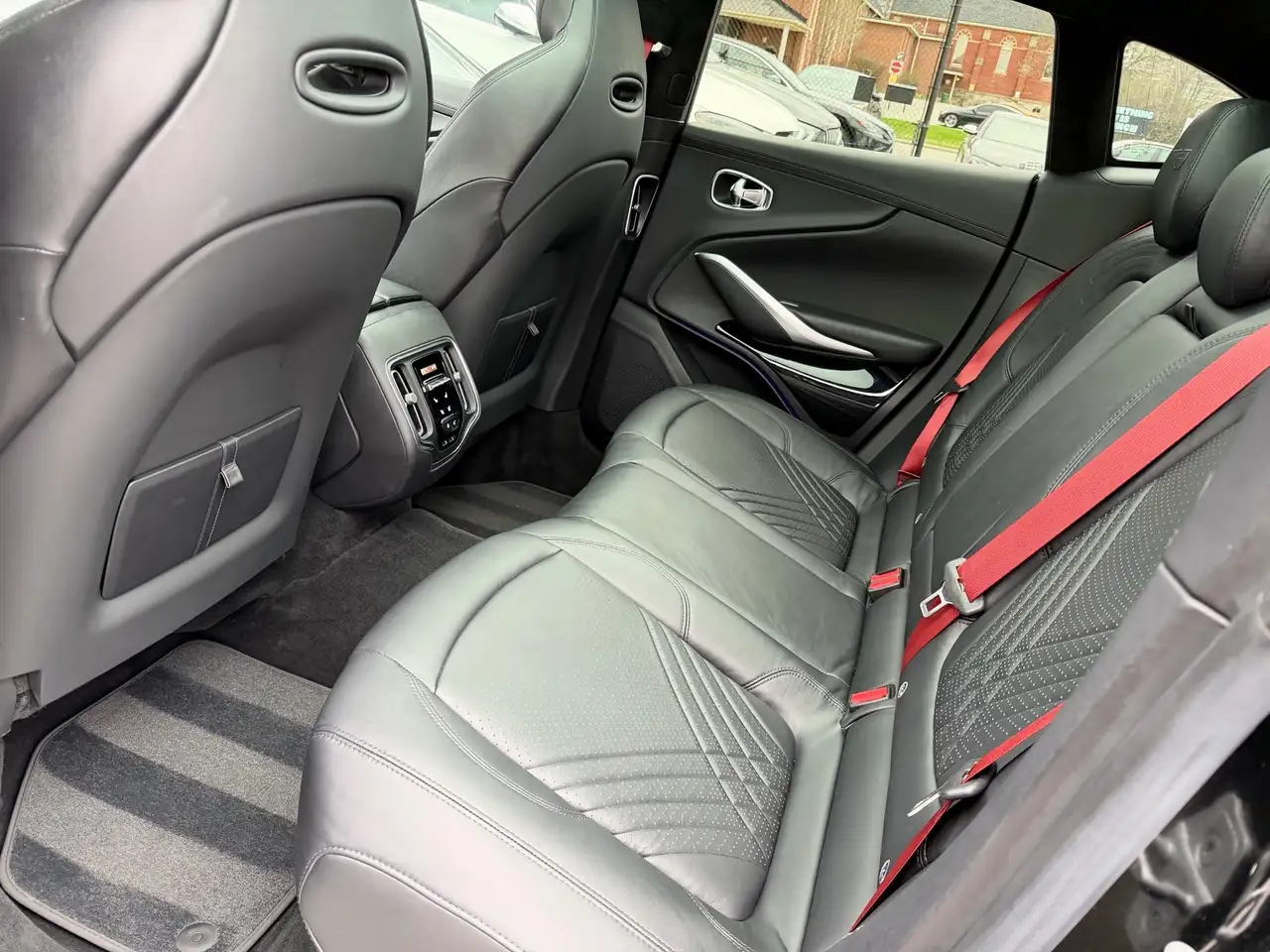 Aston Martin DBX снимка Aston Martin DBX