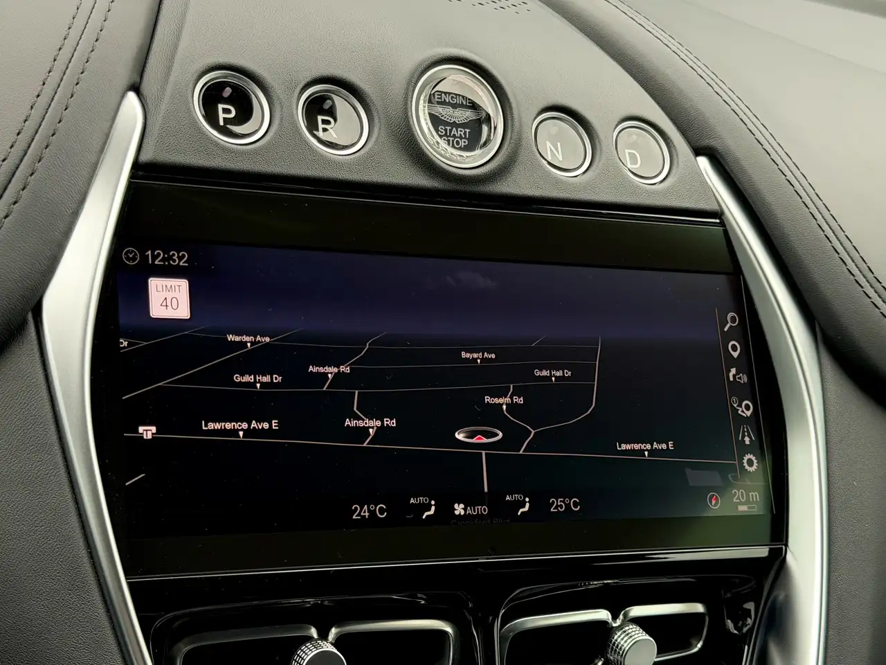 Aston Martin DBX снимка Aston Martin DBX