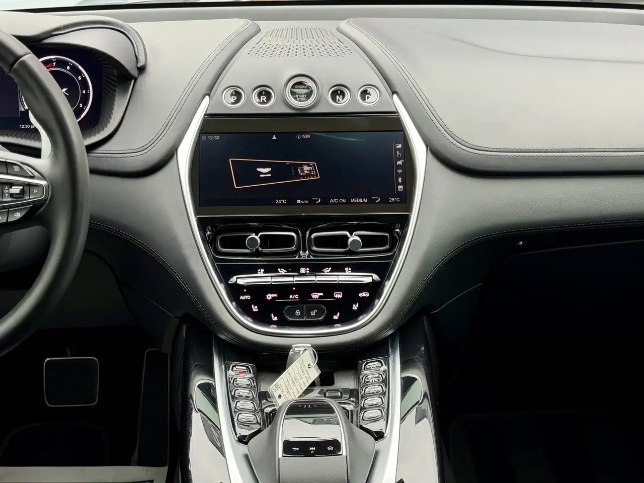 Aston Martin DBX снимка Aston Martin DBX