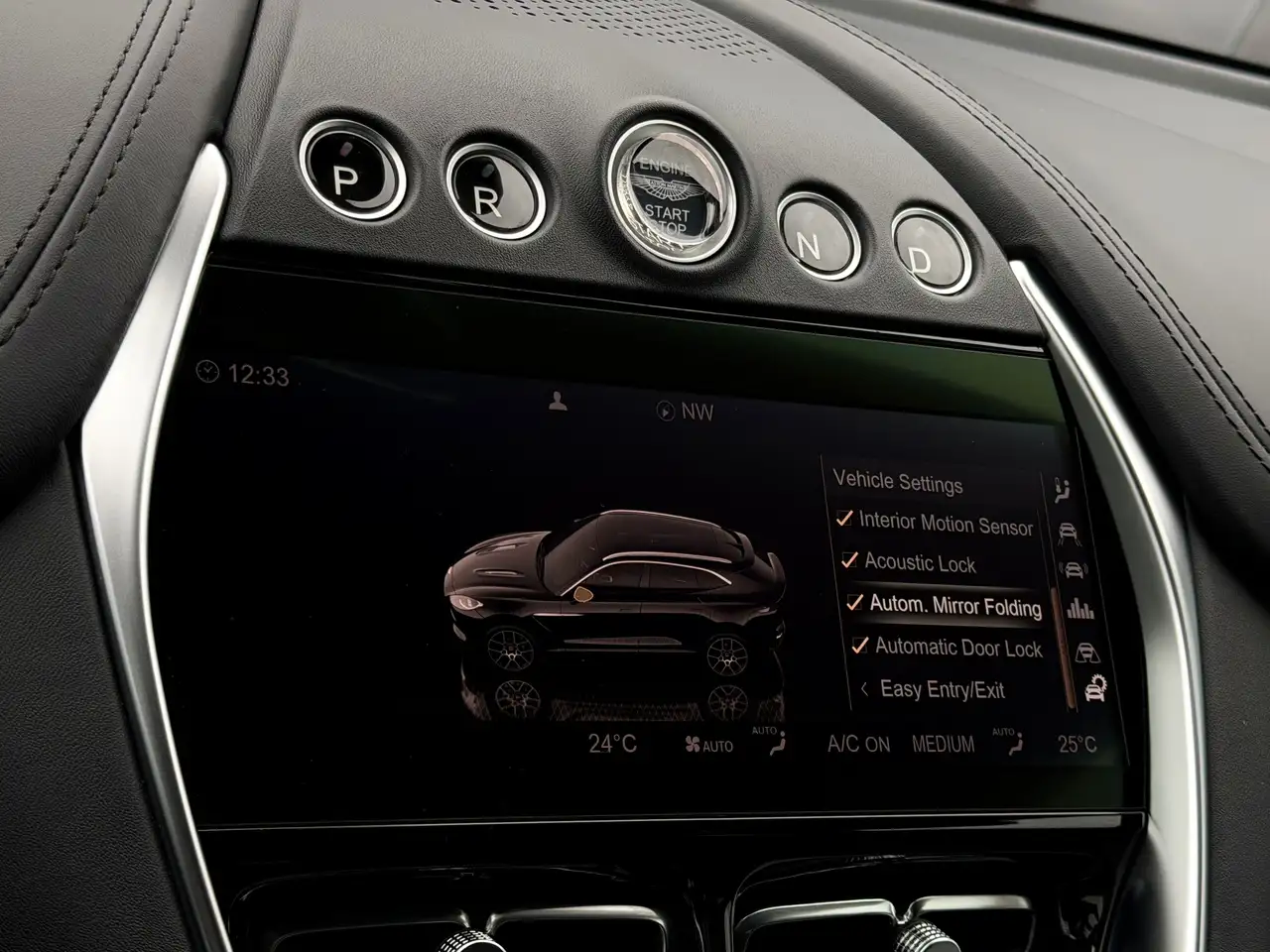 Aston Martin DBX снимка Aston Martin DBX