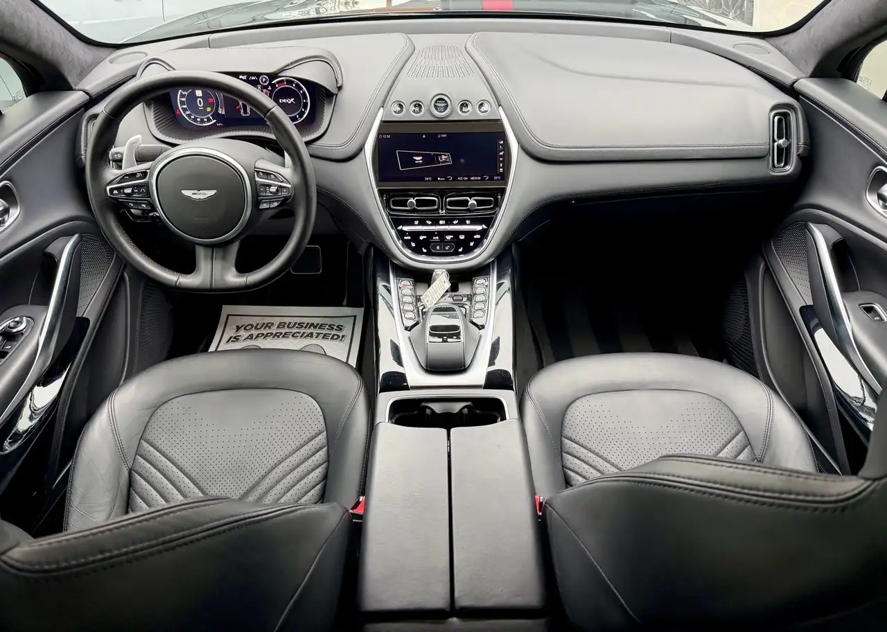 Aston Martin DBX снимка Aston Martin DBX