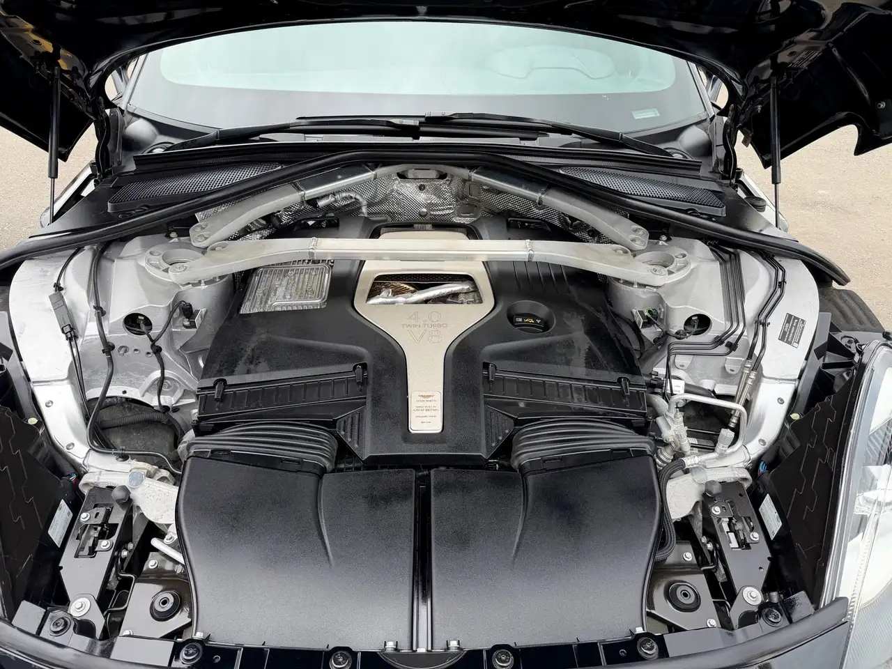 Aston Martin DBX снимка Aston Martin DBX