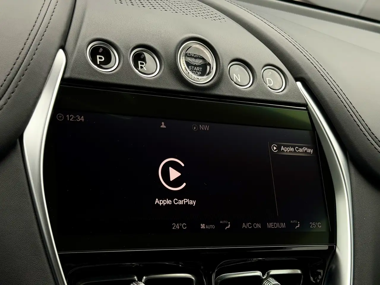 Aston Martin DBX снимка Aston Martin DBX
