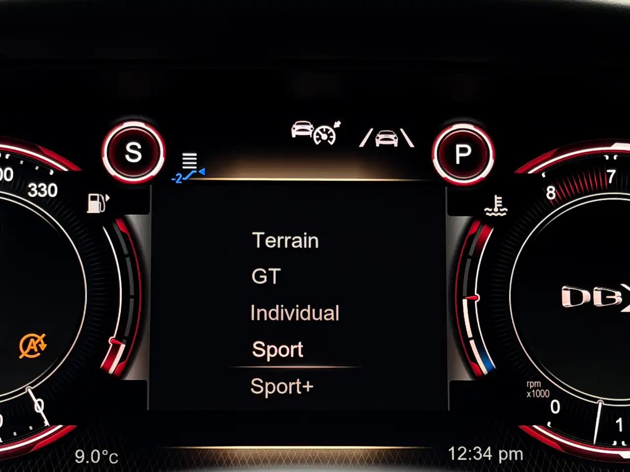 Aston Martin DBX снимка Aston Martin DBX