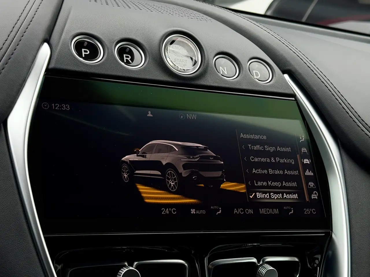 Aston Martin DBX снимка Aston Martin DBX