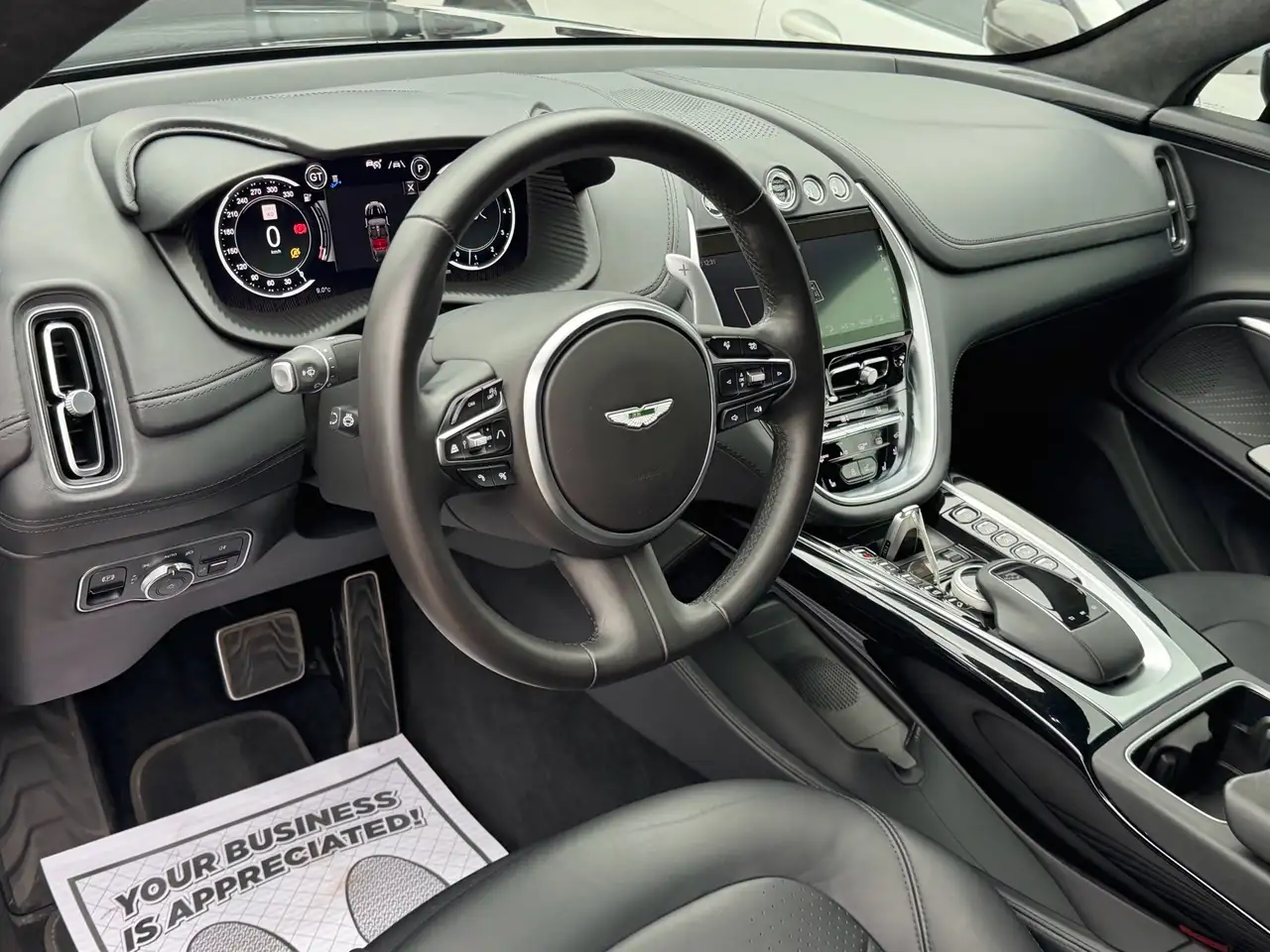 Aston Martin DBX снимка Aston Martin DBX