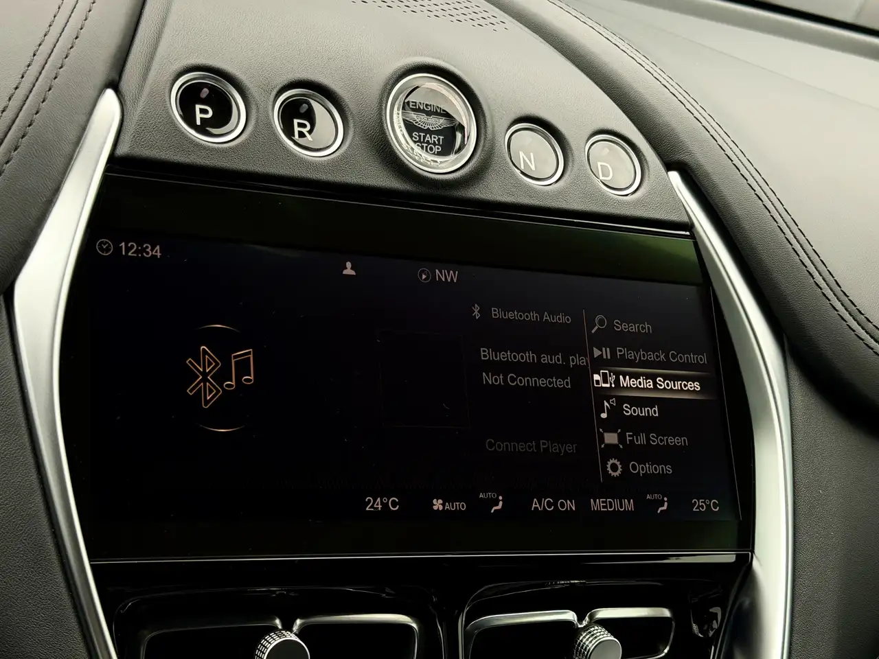 Aston Martin DBX снимка Aston Martin DBX