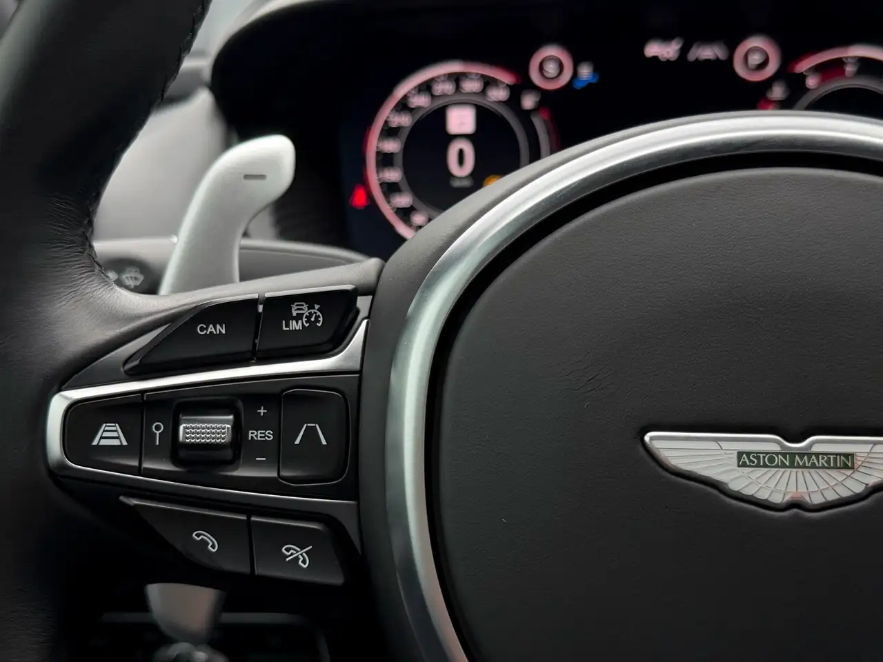 Aston Martin DBX снимка Aston Martin DBX