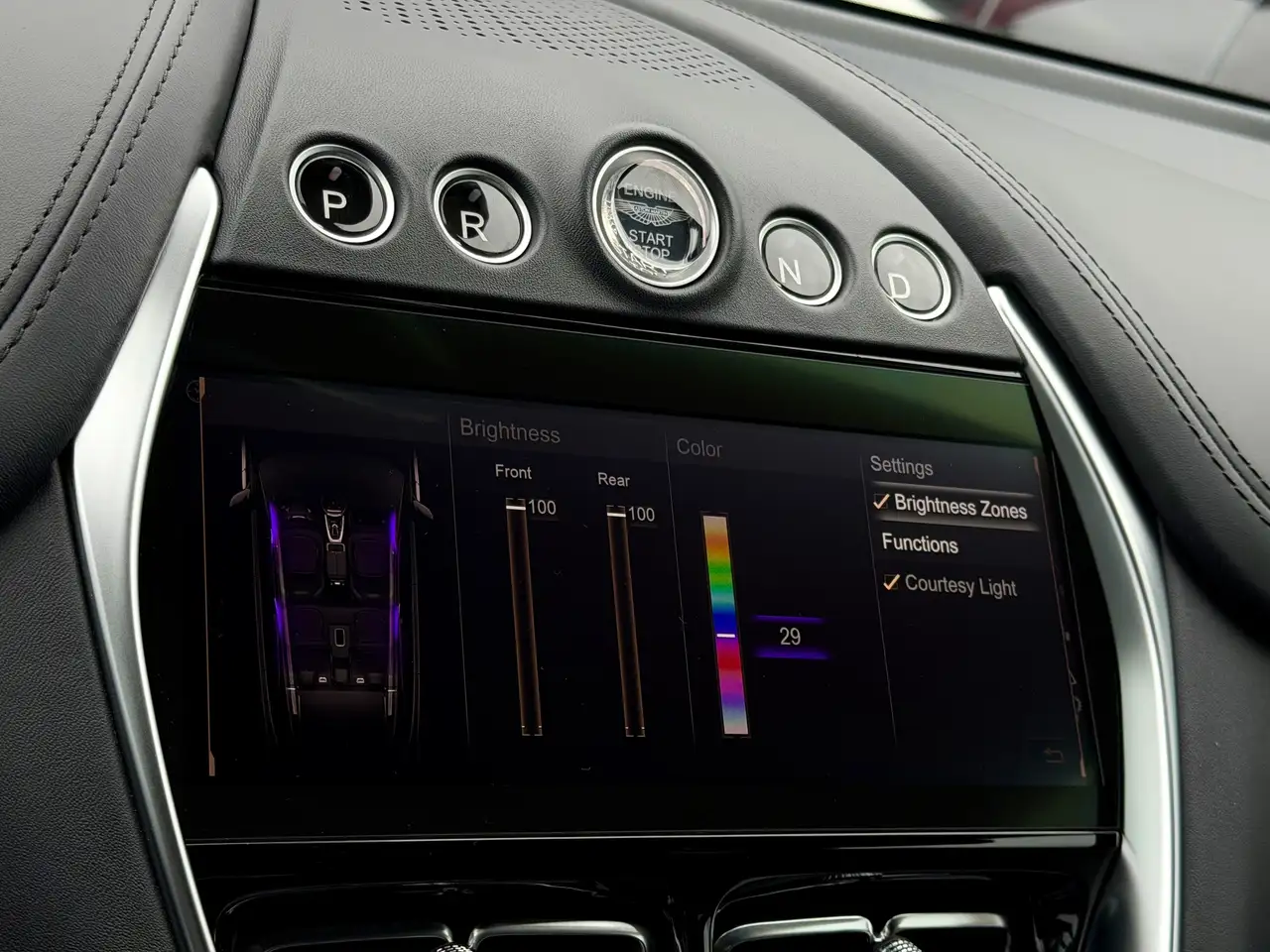 Aston Martin DBX снимка Aston Martin DBX