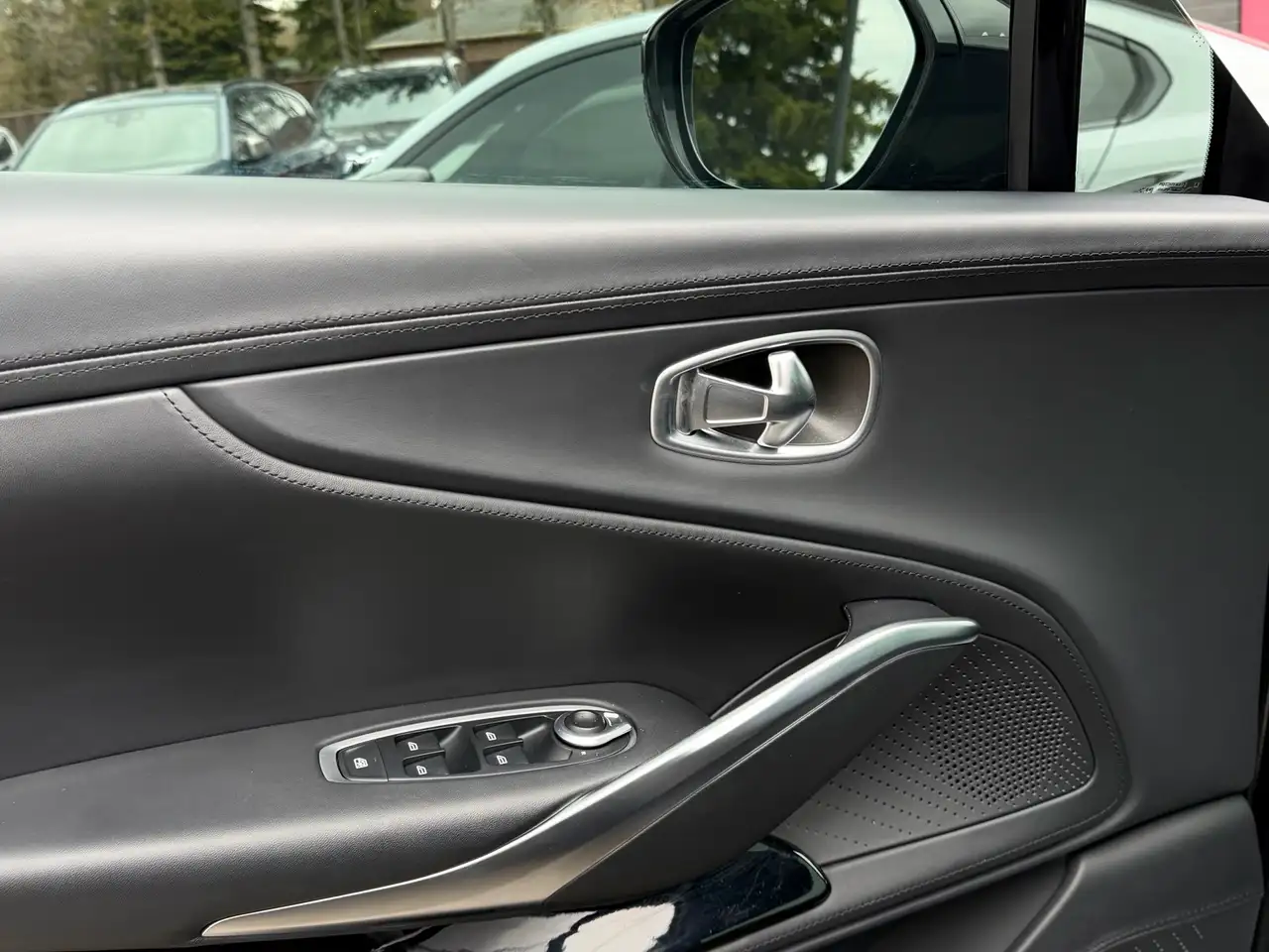 Aston Martin DBX снимка Aston Martin DBX