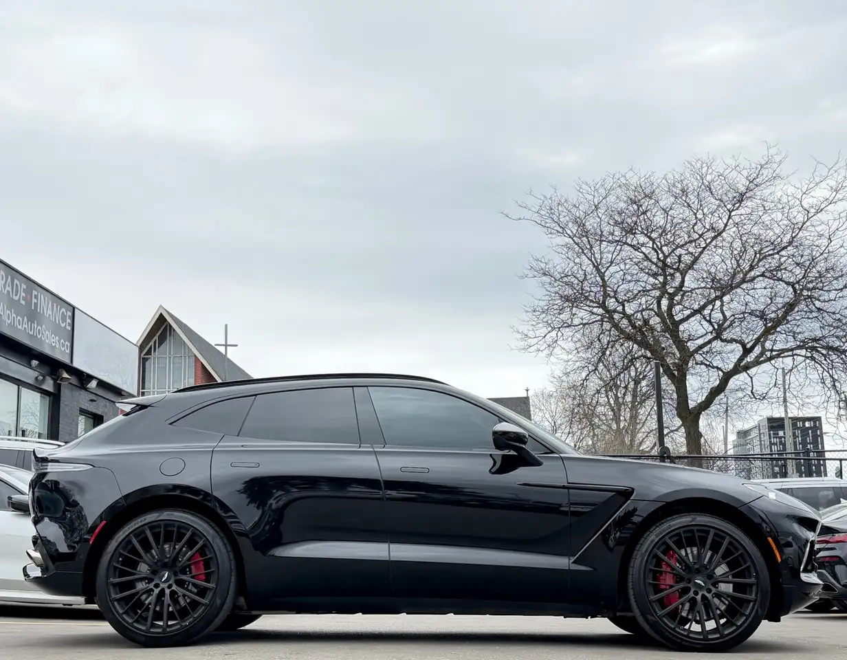 Aston Martin DBX снимка Aston Martin DBX