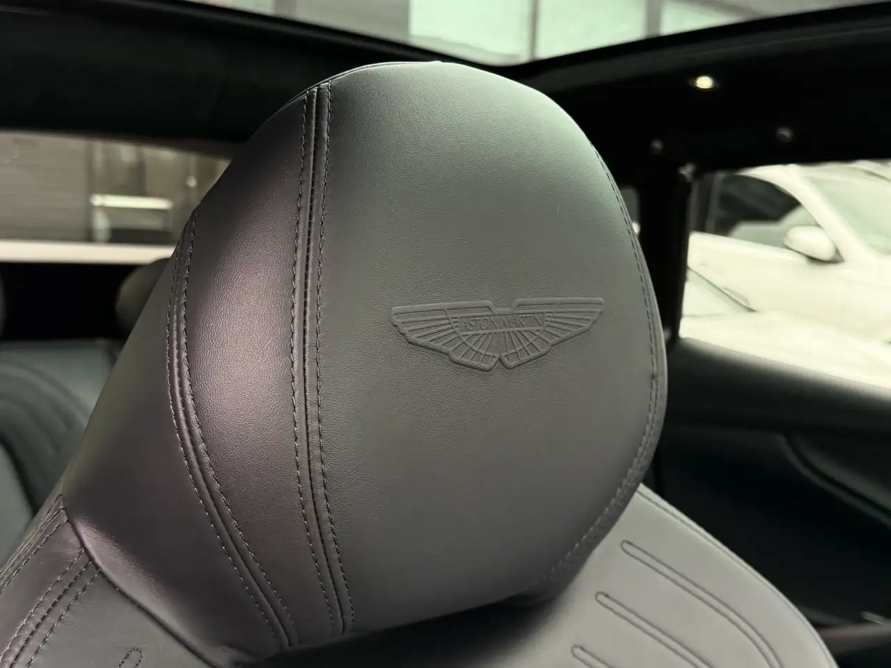 Aston Martin DBX снимка Aston Martin DBX