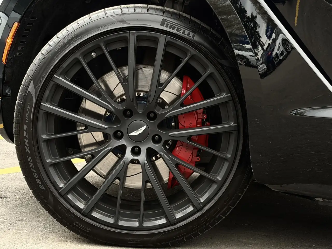 Aston Martin DBX снимка Aston Martin DBX
