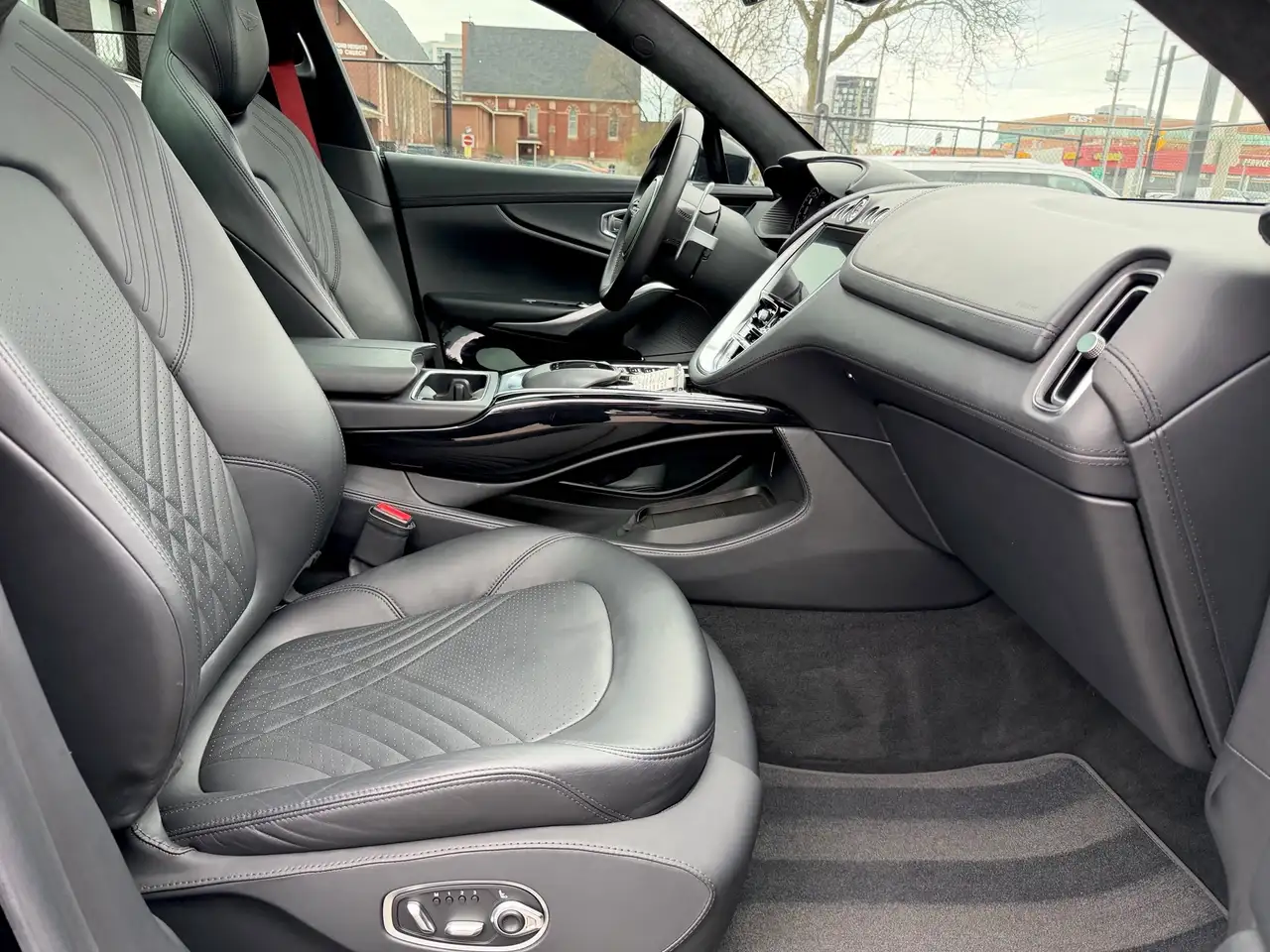 Aston Martin DBX снимка Aston Martin DBX