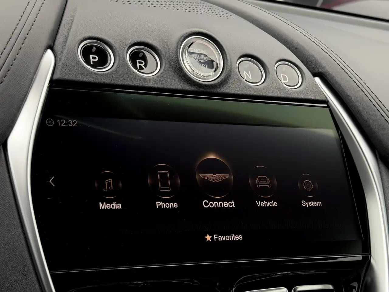 Aston Martin DBX снимка Aston Martin DBX