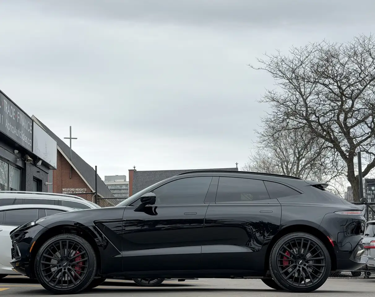 Aston Martin DBX снимка Aston Martin DBX